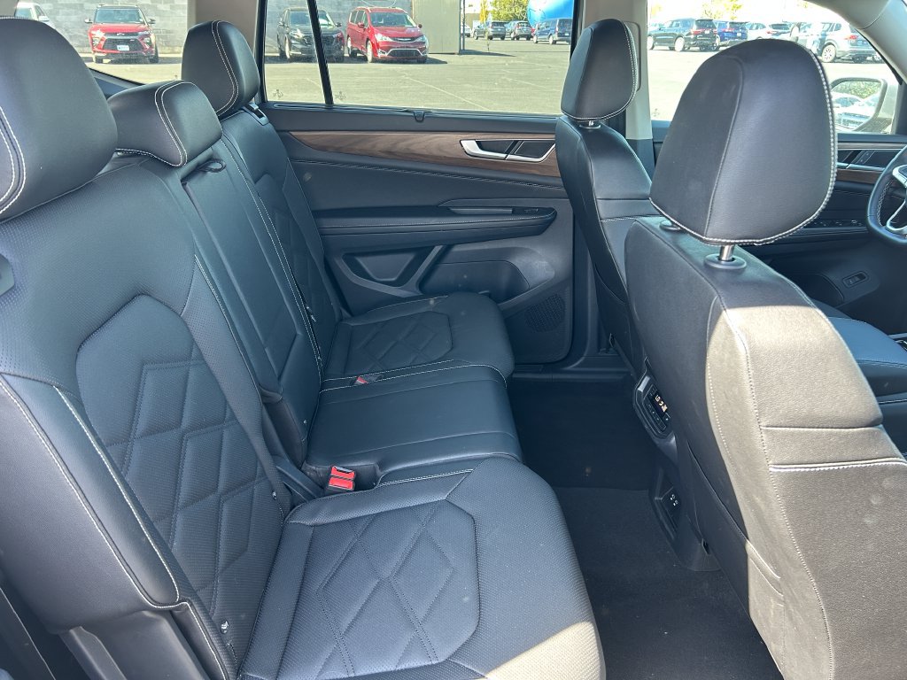 Used 2025 Volkswagen Atlas SE AWD/4WD image 35