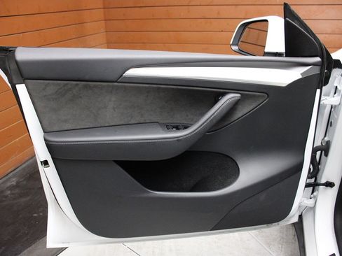 Used 2022 Tesla Model Y Long Range image 45