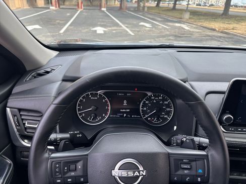 Used 2025 Nissan Rogue SV image 29