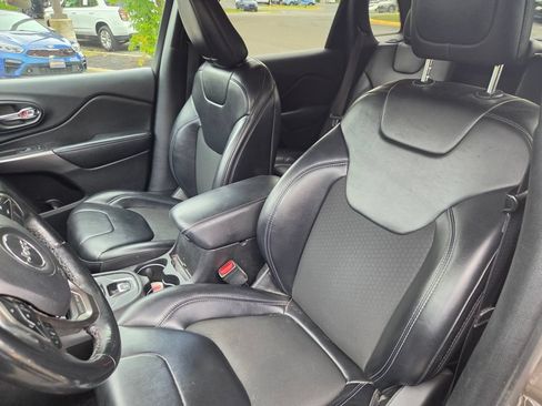 Used 2019 Jeep Cherokee Latitude Plus AWD/4WD image 11