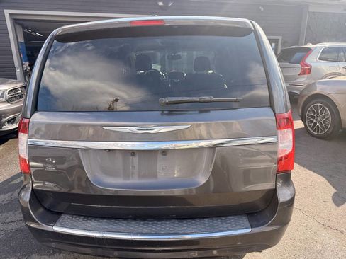 Used 2014 Chrysler Town & Country Touring-L image 6