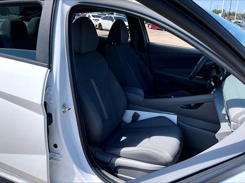 Used 2024 Hyundai Elantra SE FWD image 9