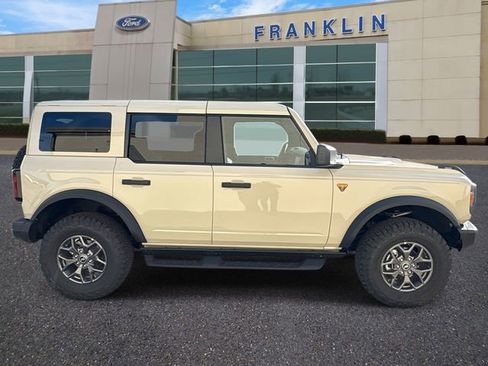 New 2025 Ford Bronco Badlands image 8