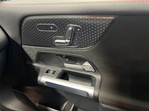 Used 2025 Mercedes-Benz GLB 250 4MATIC image 27