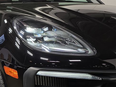 Used 2023 Porsche Macan S image 12