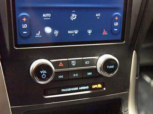 Used 2024 Ford Edge SEL image 7