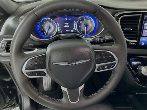 Used 2025 Chrysler Pacifica Select FWD image 18