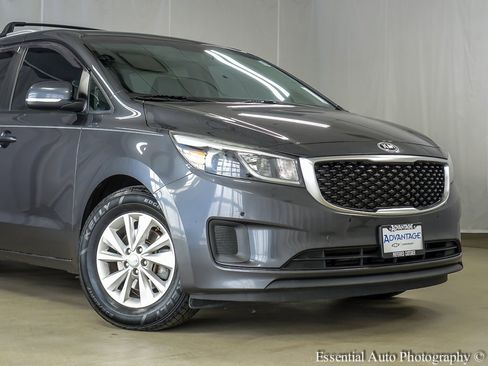 Used 2018 Kia Sedona LX w/ LX Essentials Premium Package image 3