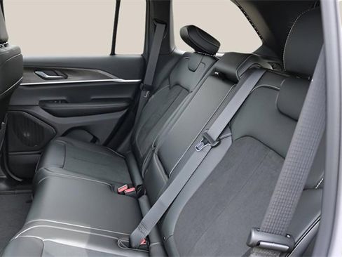 New 2026 Jeep Grand Cherokee Altitude image 16