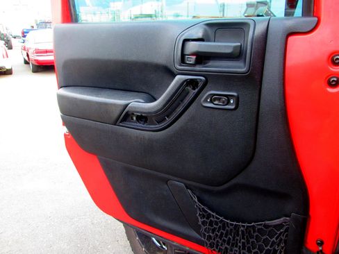 Used 2015 Jeep Wrangler Unlimited Sahara image 9