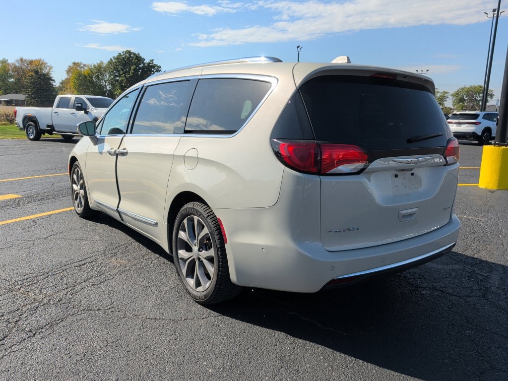Used 2019 Chrysler Pacifica Limited w/ Tire & Wheel Group FWD image 3