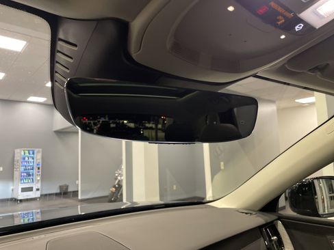 Used 2025 Volvo XC60 B5 Plus image 33