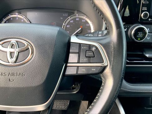 Used 2022 Toyota Highlander XLE AWD/4WD image 22