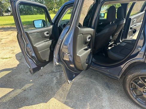 Used 2020 Jeep Renegade Altitude image 9