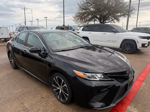 Used 2019 Toyota Camry SE image 6