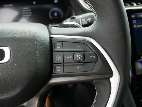 Used 2023 Jeep Grand Cherokee L Limited AWD/4WD image 29