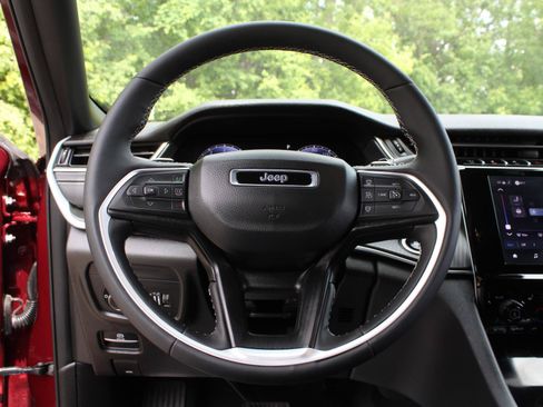 Used 2025 Jeep Grand Cherokee Laredo X w/ Luxury Tech Group I AWD/4WD image 11