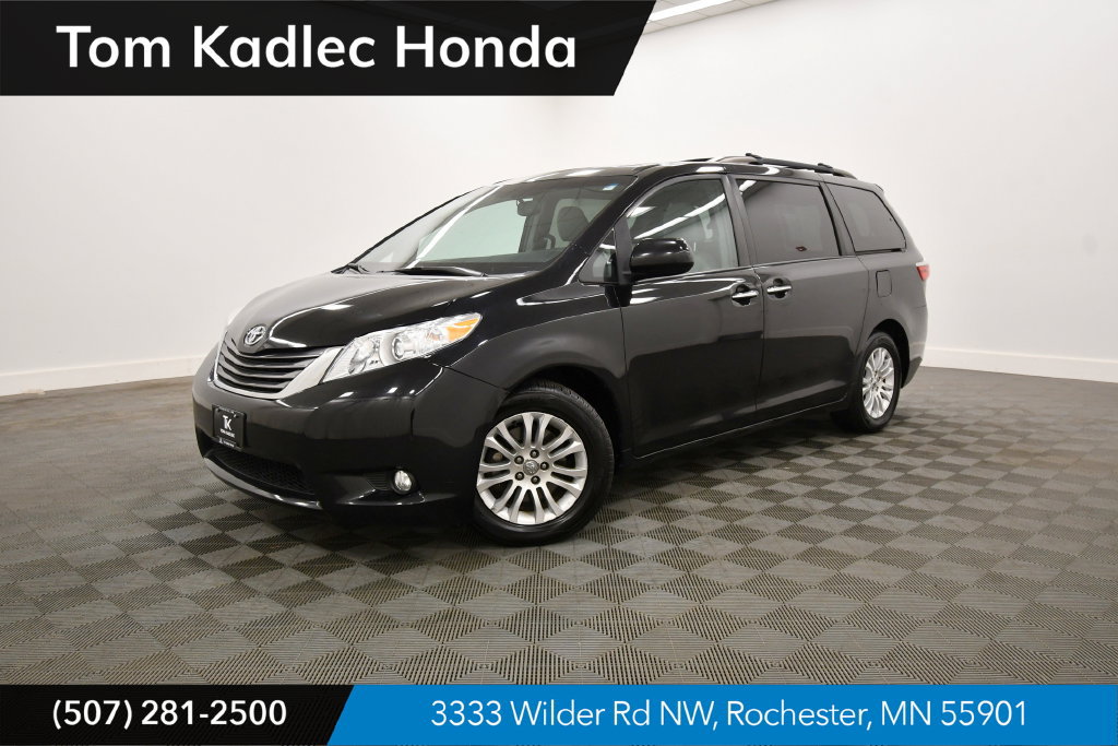 Used 2017 Toyota Sienna XLE Premium FWD image 1