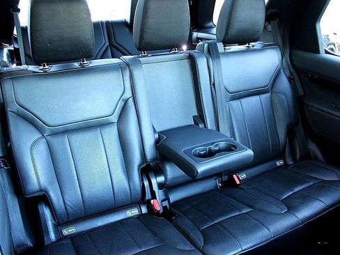 Used 2018 Land Rover Discovery SE image 23