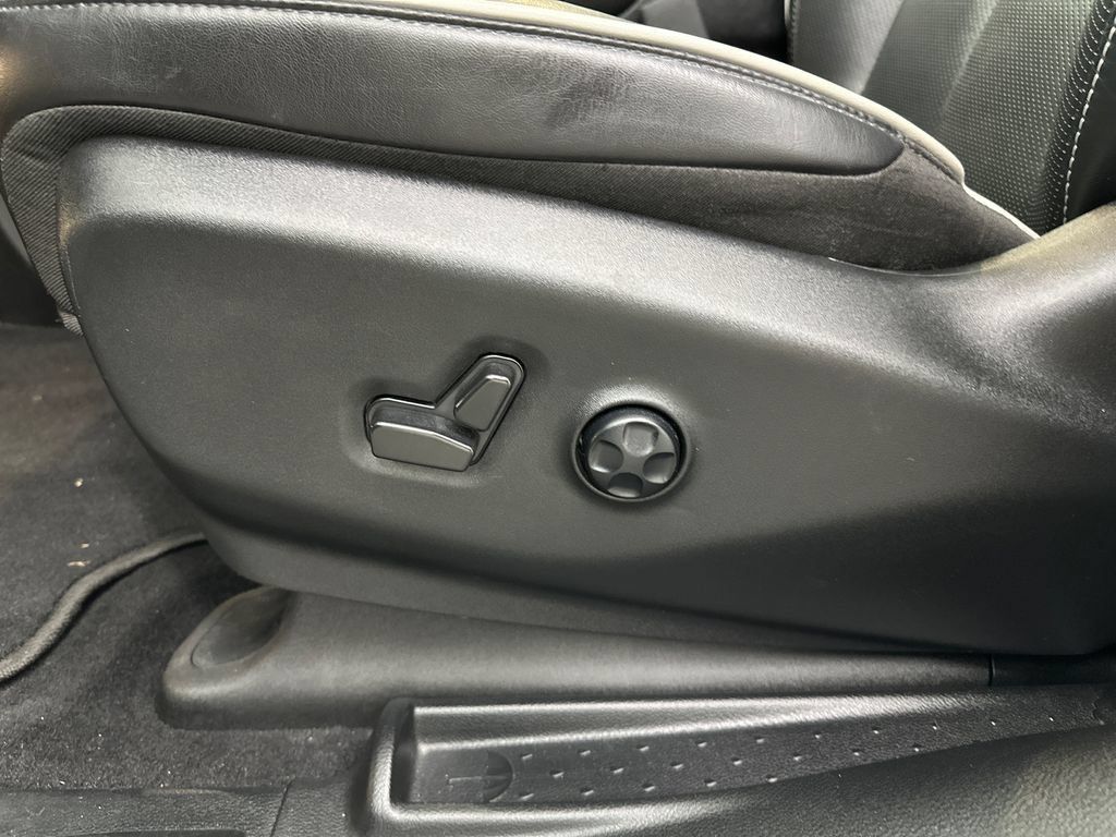 Used 2025 Chrysler Pacifica Limited FWD image 10