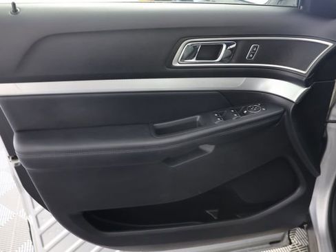 Used 2017 Ford Explorer XLT AWD/4WD image 25