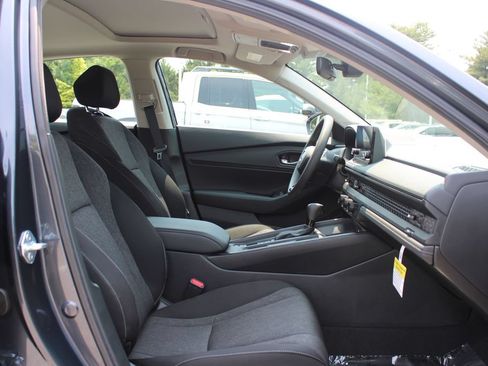 Used 2025 Honda Accord SE image 13