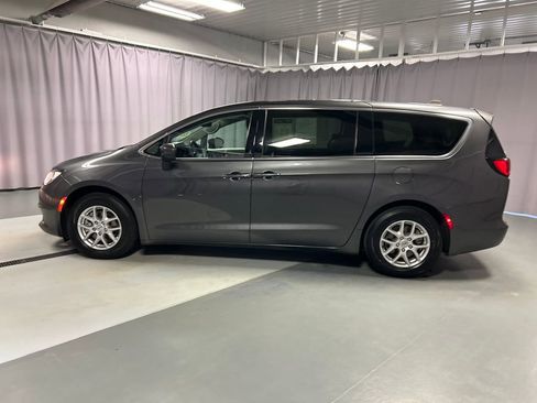 Used 2023 Chrysler Voyager LX image 4
