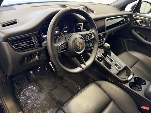 Certified 2022 Porsche Macan image 4