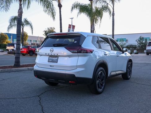 Used 2025 Nissan Rogue SV image 4