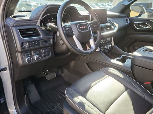 Used 2024 GMC Yukon XL SLT w/ SLT Luxury Package image 10