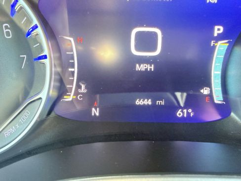 Used 2024 Chrysler Pacifica Touring-L image 27