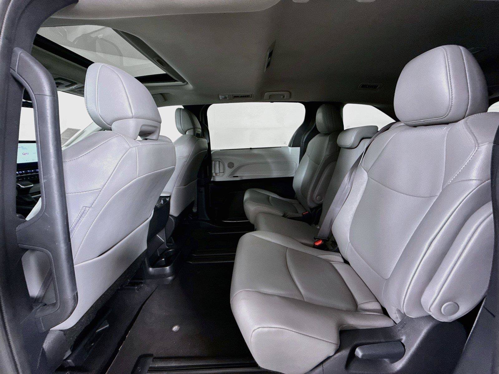 Certified 2025 Toyota Sienna XLE FWD image 31