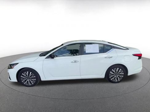 Used 2025 Nissan Altima 2.5 SV FWD image 9