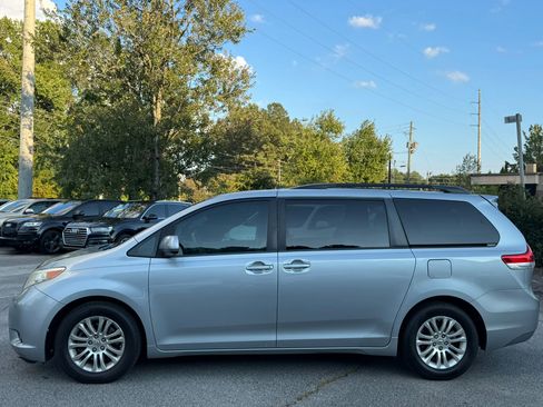 Used 2014 Toyota Sienna XLE image 4