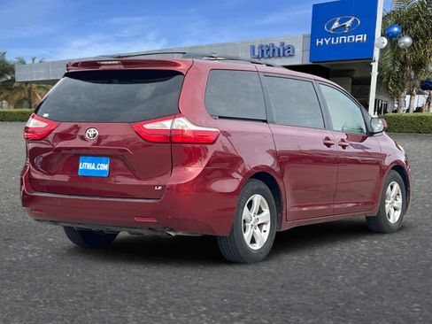 Used 2017 Toyota Sienna LE image 3
