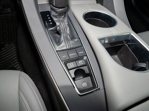 Certified 2021 Toyota Avalon XLE w/ Moonroof Package image 18