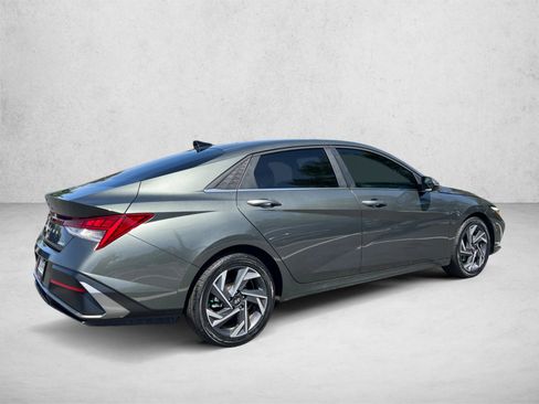 Used 2025 Hyundai Elantra Limited FWD image 5