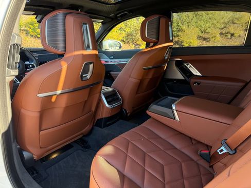 Used 2023 BMW 760i xDrive image 32