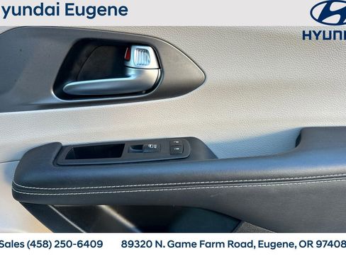 Used 2024 Chrysler Pacifica Touring-L image 21