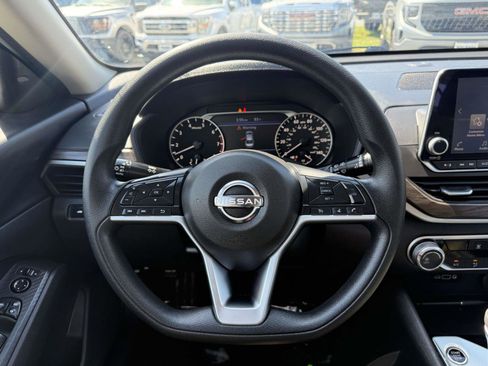 Used 2024 Nissan Altima 2.5 SV FWD image 11