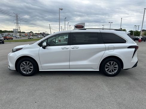 Certified 2025 Toyota Sienna XLE FWD image 8