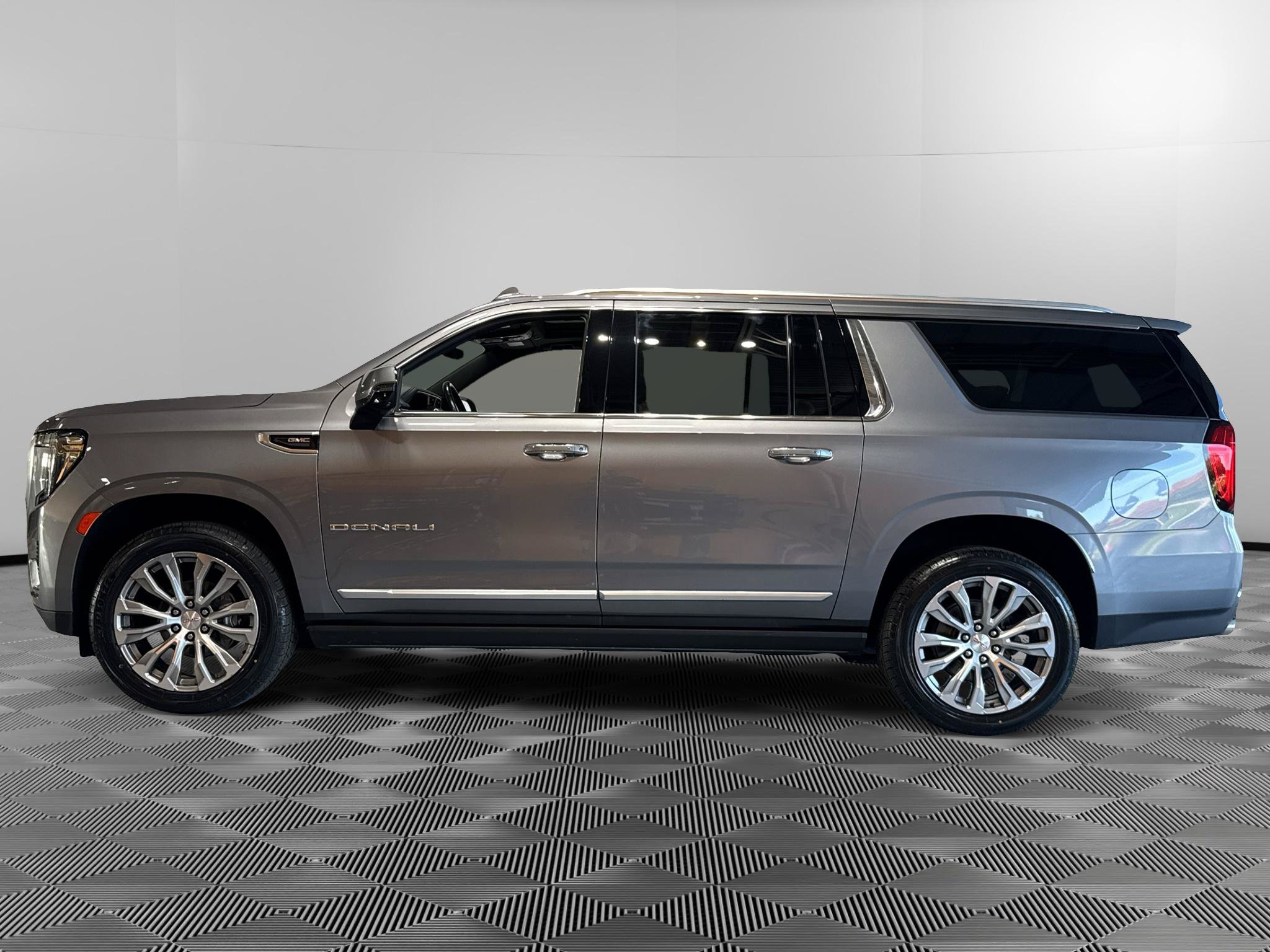 Used 2021 GMC Yukon XL Denali w/ Denali Premium Package AWD/4WD image 2