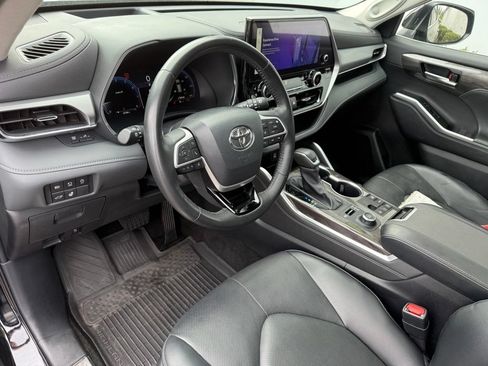 Used 2023 Toyota Highlander Platinum AWD/4WD image 13