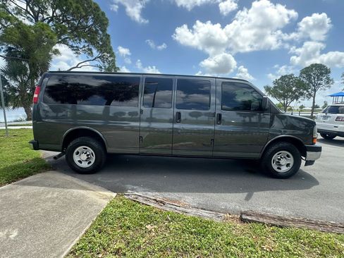 Used 2017 Chevrolet Express 3500 LT w/ LT Preferred Equipment Group RWD image 4
