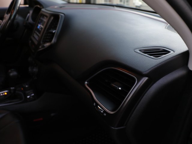Used 2021 Jeep Cherokee Trailhawk AWD/4WD image 11