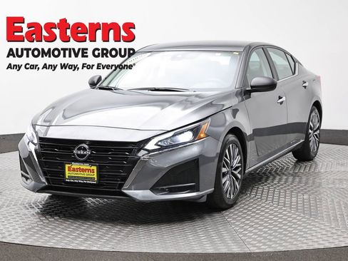 Used 2025 Nissan Altima 2.5 SV image 1