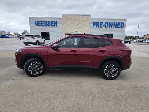 Used 2025 Chevrolet Trax LT w/ LT Convenience Package image 6