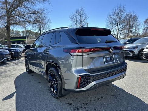 New 2026 Volkswagen Tiguan SE R-Line image 3