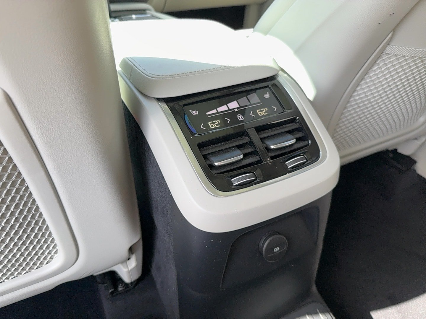 Certified 2024 Volvo XC90 T8 Plus w/ Protection Package Premier AWD/4WD image 16