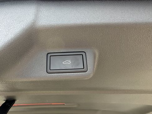 Used 2025 Volkswagen ID. Buzz 1st Edition RWD image 38
